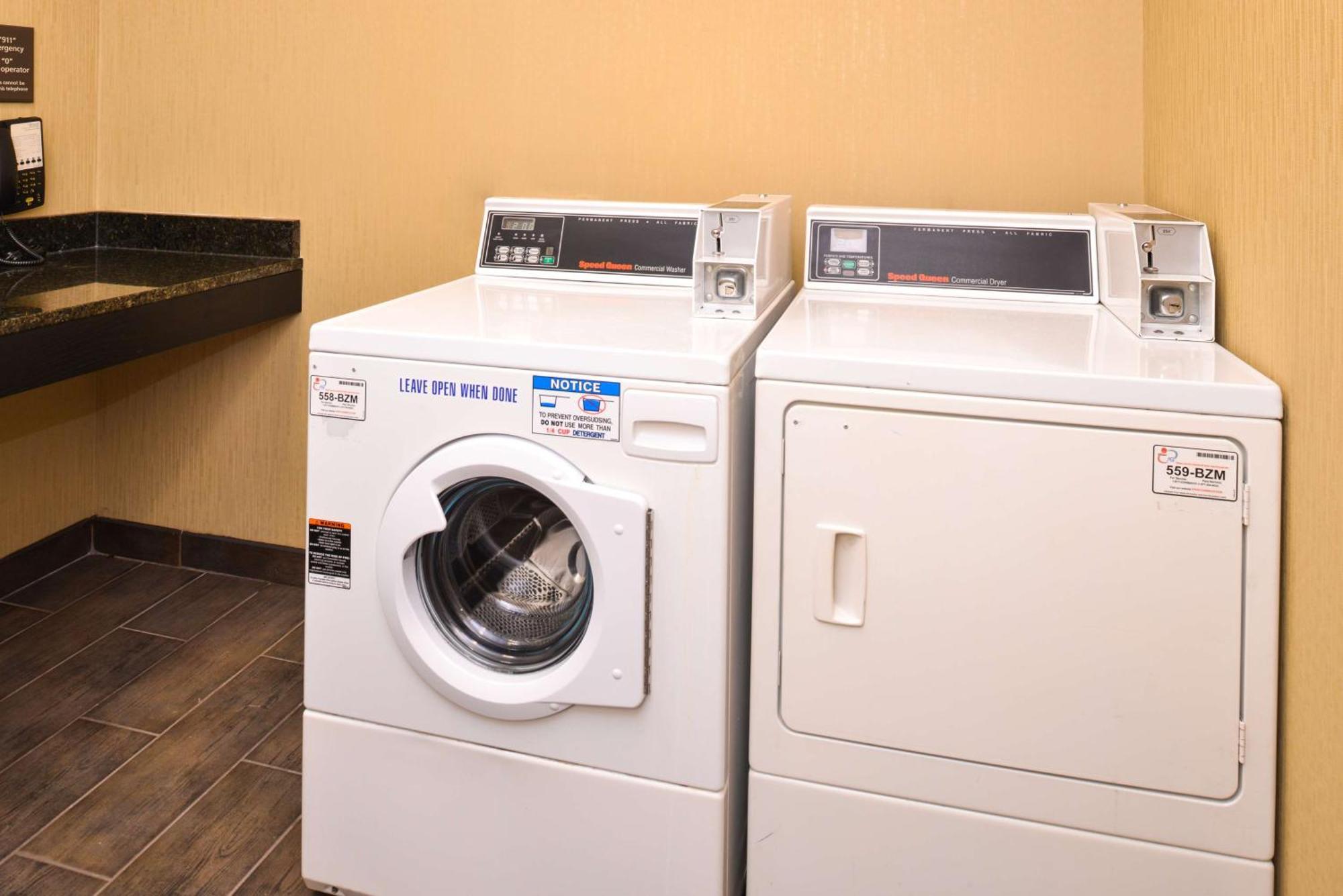 Comfort Inn & Suites Toledo Bagian luar foto
